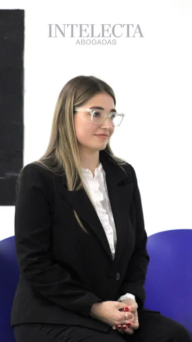 Abogadas de Intelecta dando una charla sobre registro de marcas y propiedad intelectual