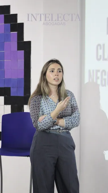 Abogadas de Intelecta dando una charla sobre registro de marcas y propiedad intelectual