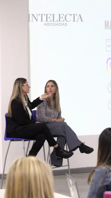 Abogadas de Intelecta dando una charla sobre registro de marcas y propiedad intelectual