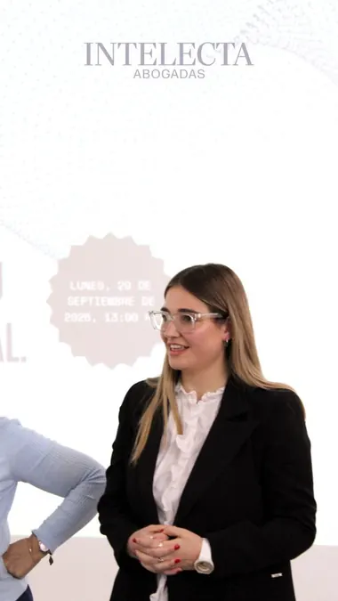 Abogadas de Intelecta dando una charla sobre registro de marcas y propiedad intelectual